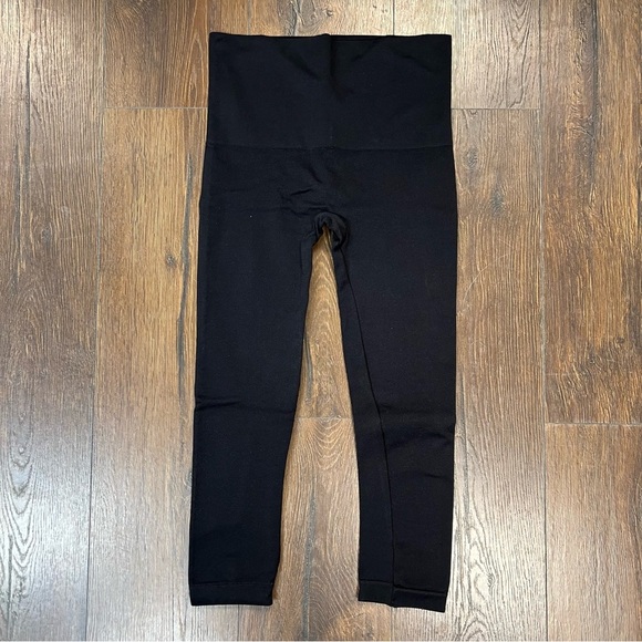 RED HOT by SPANX Shaping Capri Leggings SZ LG - Picture 3 of 8